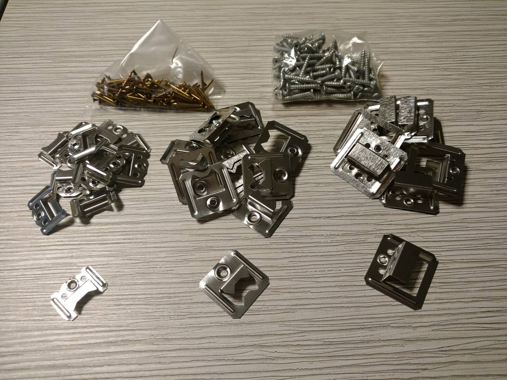 Montážne úchytky + klince 3 mm (100 ks)